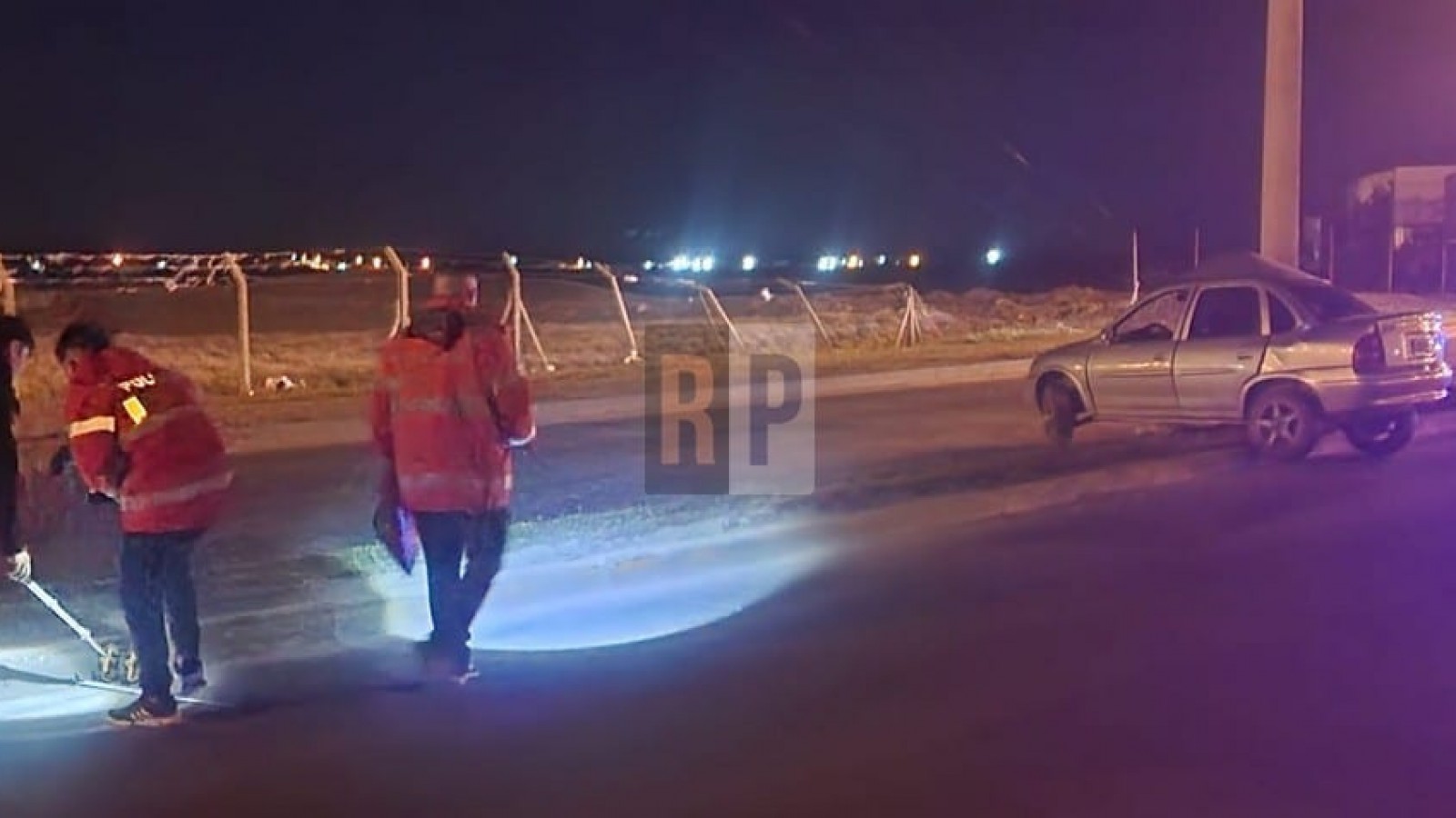 Conductor hospitalizado tras violento impacto de costado contra una columna de hormigón